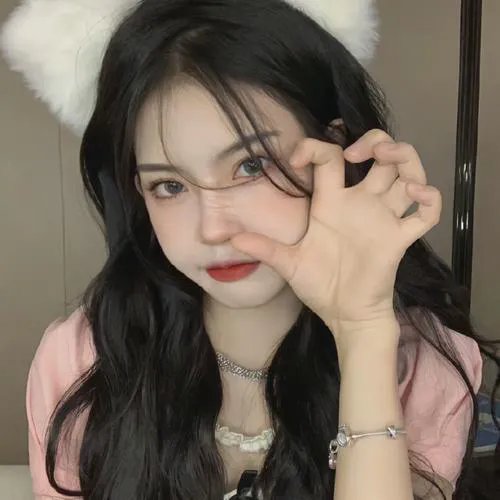 热铁皮屋顶上的猫